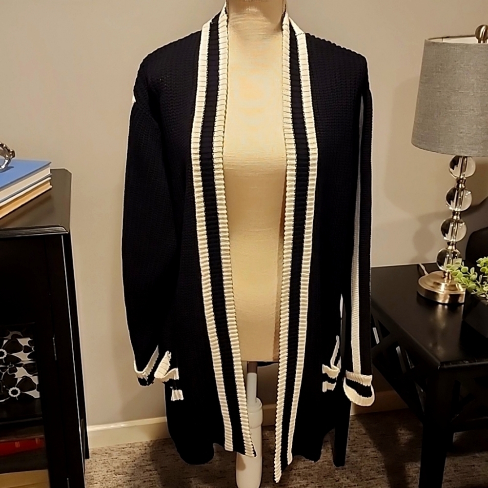 alison andrews cardigan black and cream with 2 front pockets. size XL